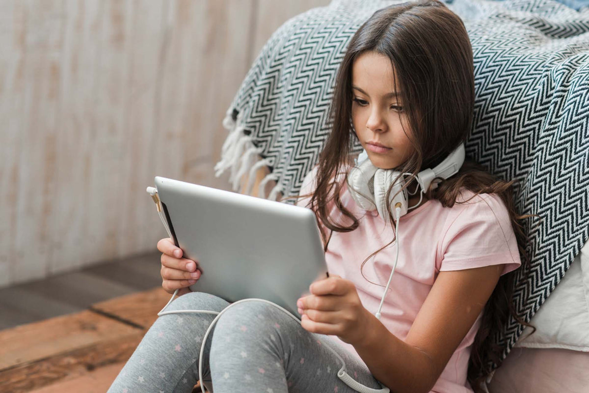 Little Girl Crying Using Tablet Research on Early Childhood Tablet Use and Anger Outbursts – Mental ...